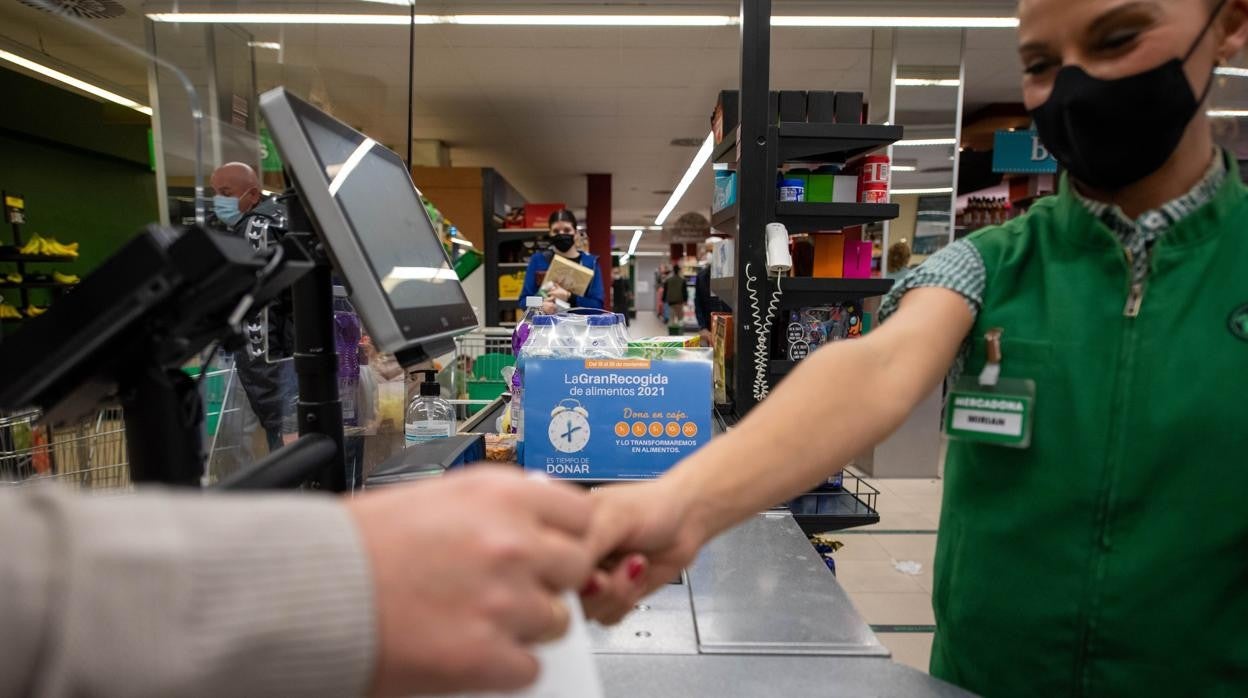 Una persona, realizando su compra en un supermercado de Mercadona de la ciudad de Córdoba