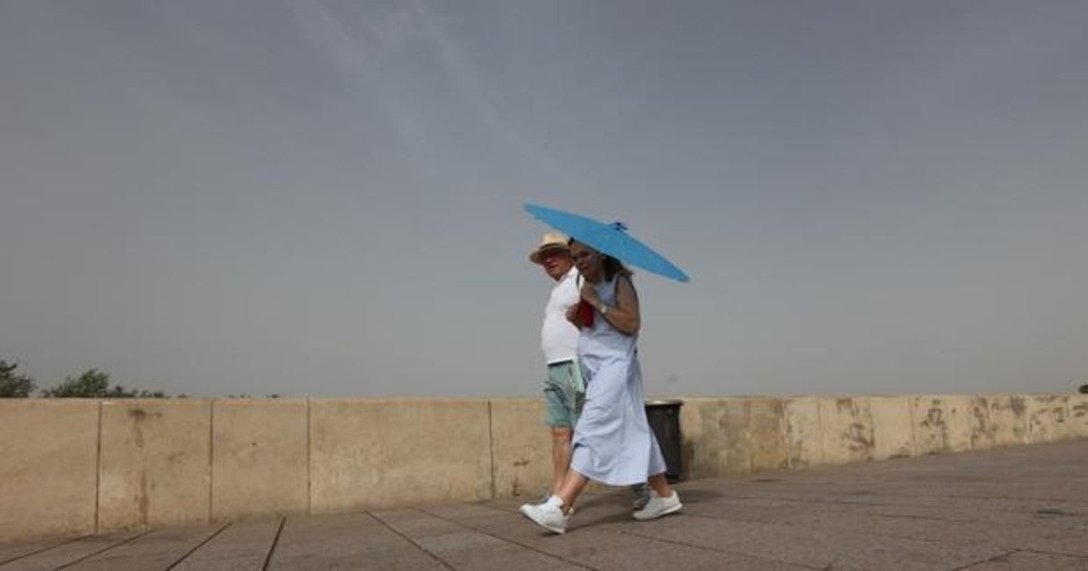 Una pareja en el Puente Romano, esta semana