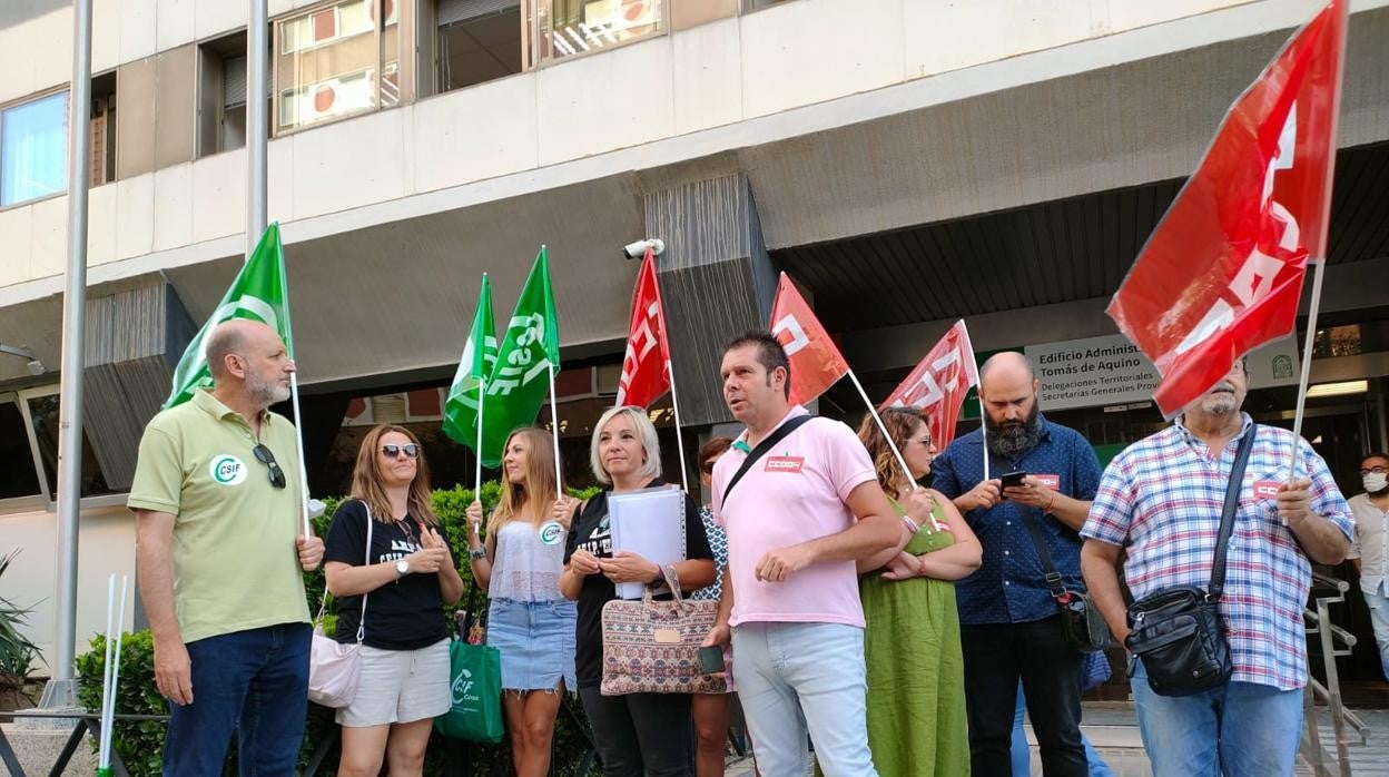 Vecinos de Lucena y sindicatos protestan en la Delegación de Educación, este viernes