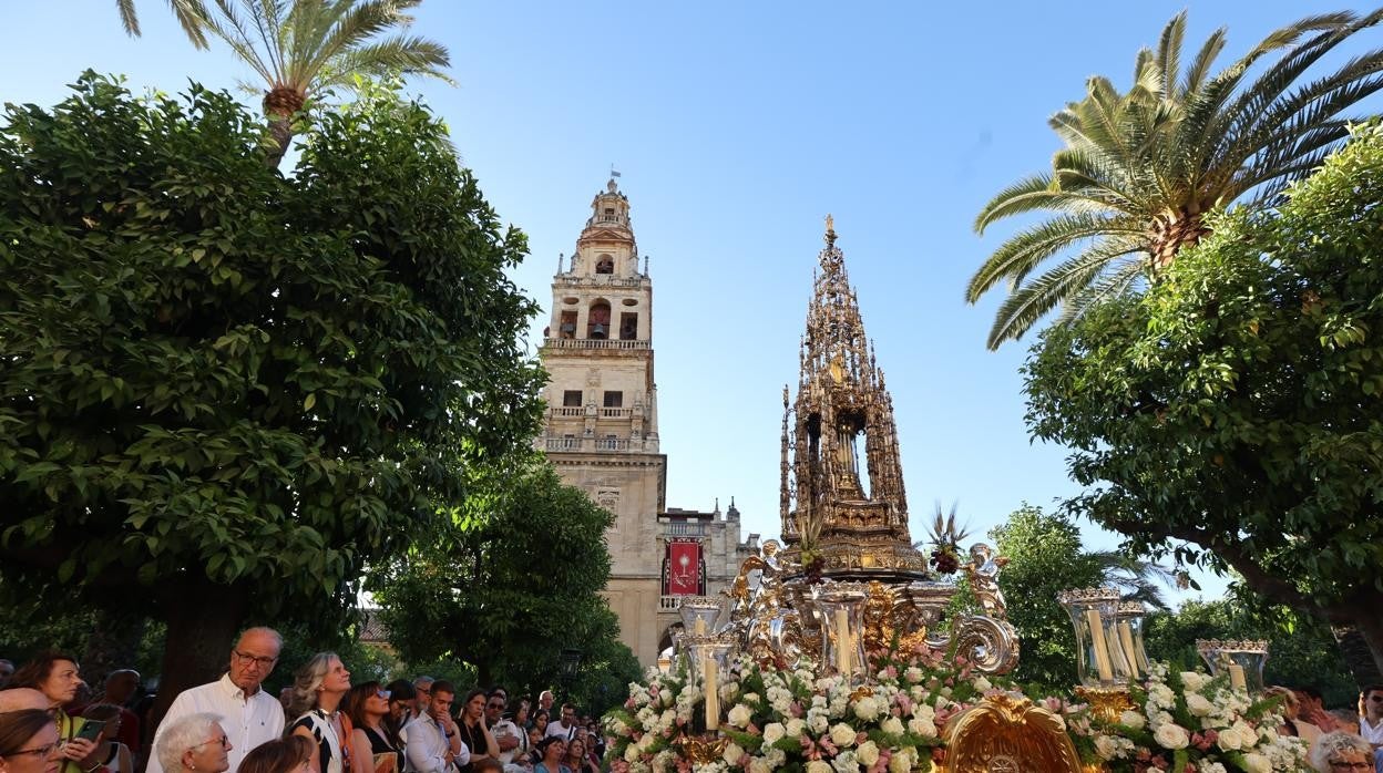 La Custodia de Arfe, parada en el Patio de los Naranjos