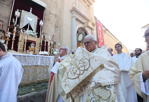 El Santísimo, portado por el obispo