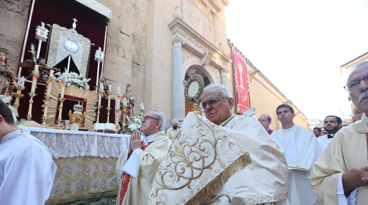 El obispo, portando el Santísimo