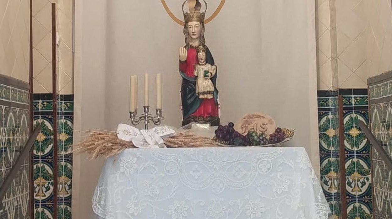 El altar presidió la entrada de la fundación.