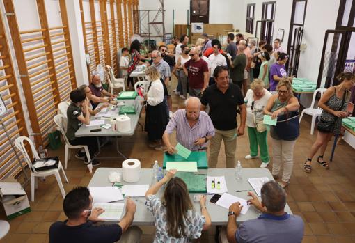 Cordobeses votando este domingo en un colegio electoral de la capital