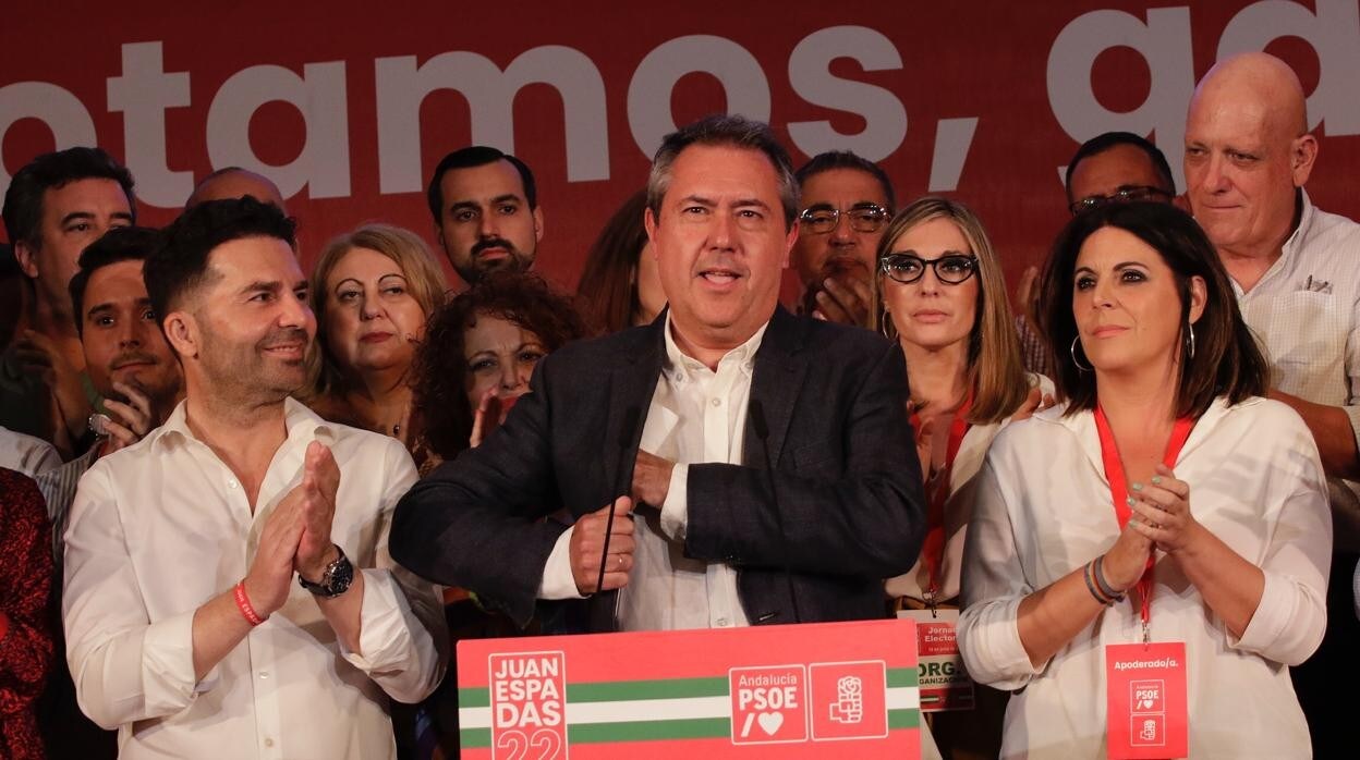 El candidato socialista a la Presidencia de la Junta de Andalucía, Juan Espadas, en la noche electoral