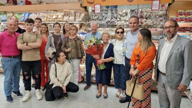 La cadena cordobesa Deza cumple 60 años y lo celebra homenajeando a su clienta más antigua
