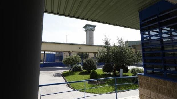 Un interno ataca a golpes a dos funcionarios de la prisión de Córdoba