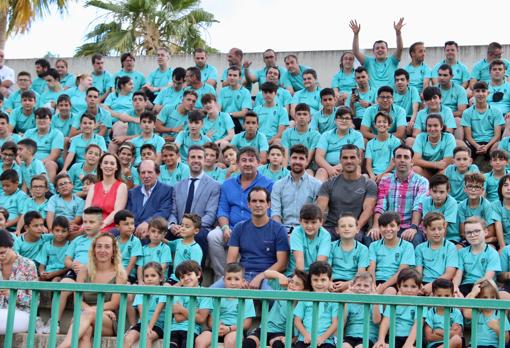 Juanito y Javi Flores, junto a González Calvo, y los niños de la Fundación