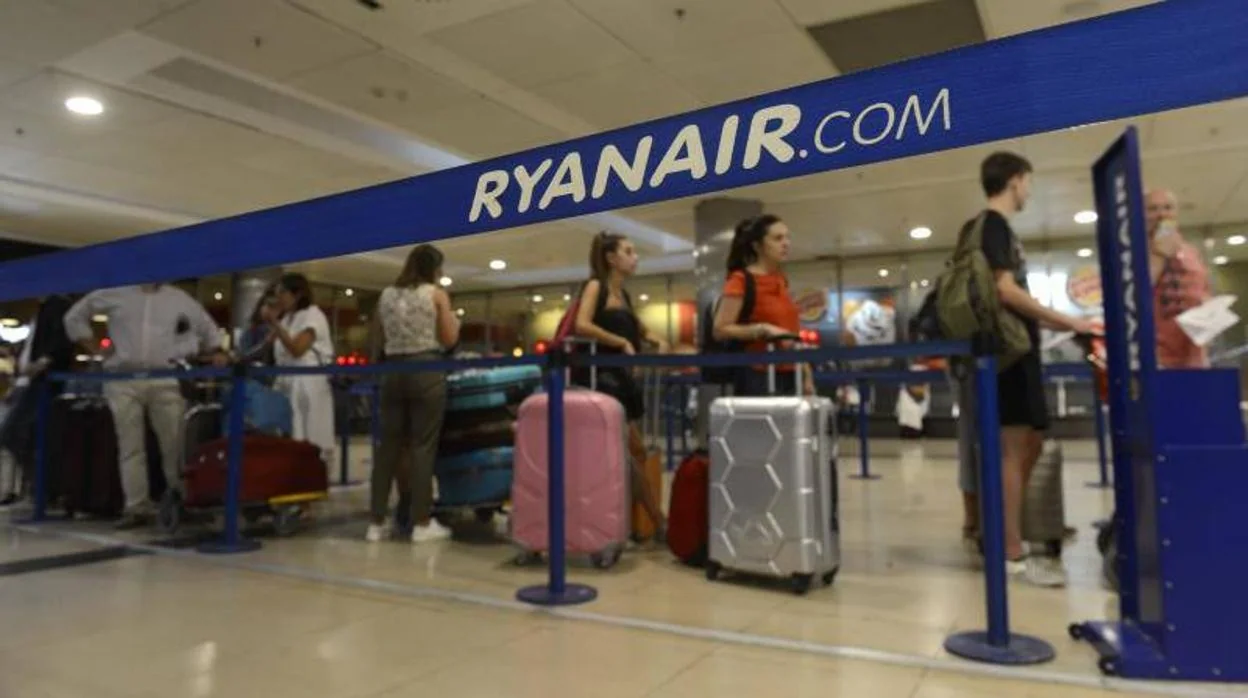 Colas de clientes de Ryanair en un aeropuerto