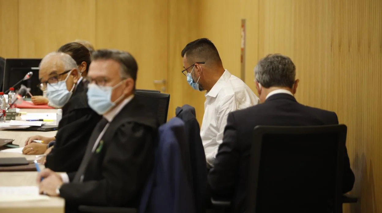 A la derecha, los dos acusados en el juicio, el falso cura de perfil y el abogado madrileño, de espaldas