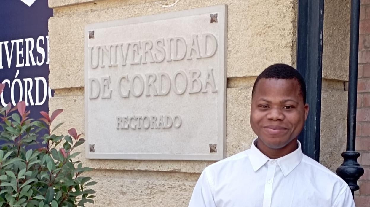 Pacome Tchonou posa en el rectorado de la Universidad de Córdoba