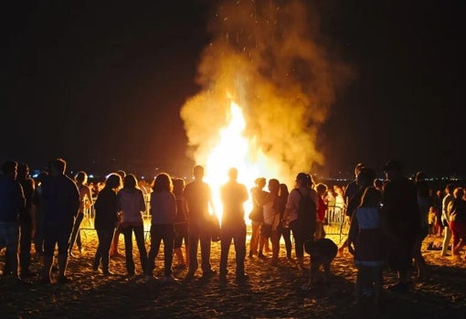 Hoguera en una de las playas de Málaga