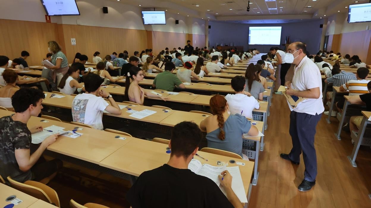 Imagen de la prueba de la PEvAU en la facultad de Medicina y Enfermería de Córdoba, este mes