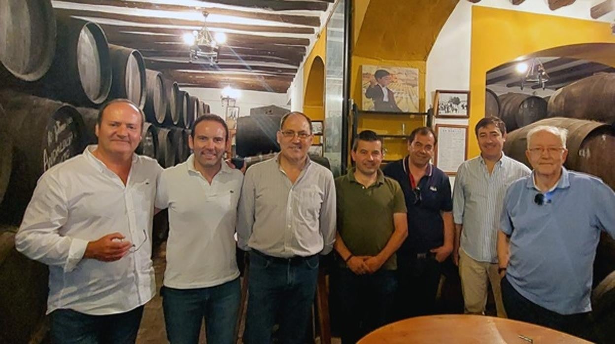 Peñín, a la derecha, posa con los bodegueros de Moriles durante su visita