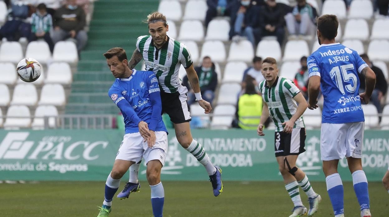 Gudelj remata de cabeza ante los jugadores del Xerez DFC