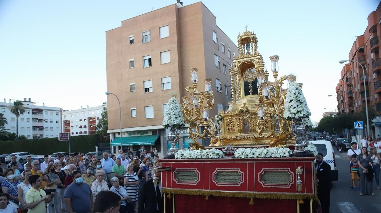 La procesión sacramental de la Sagrada Cena, poco después de su salida