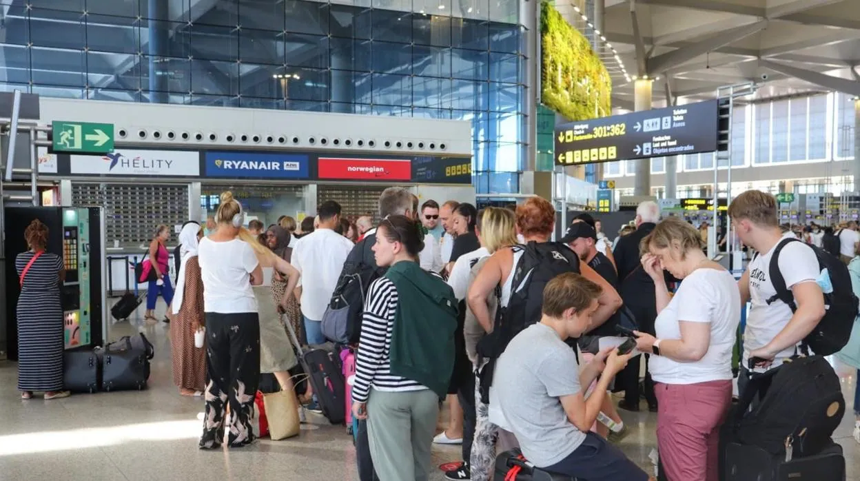 Largas colas ante el mostrador de Ryanair este domingo en el Aeropuerto de Málaga-Costa del Sol, durante la tercera jornada de huelga de los tripulantes de cabina de esta compañía