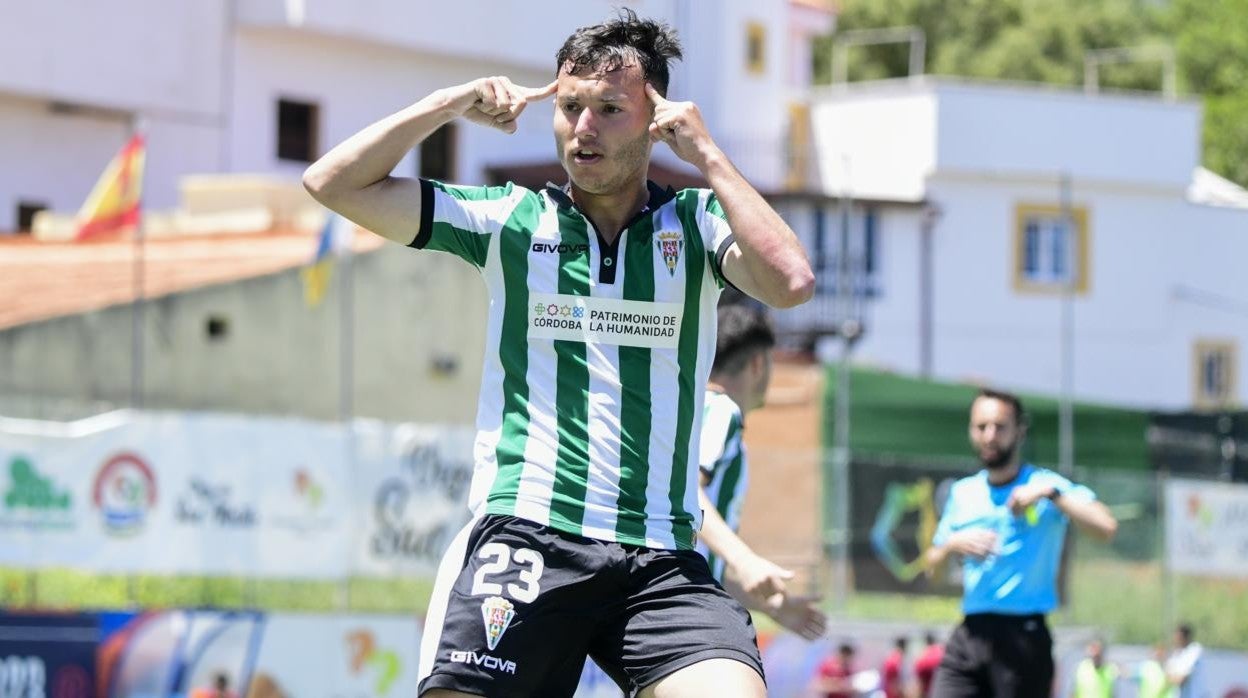 Ale Marín celebra un gol con el primer equipo blanquiverde junto a Willy