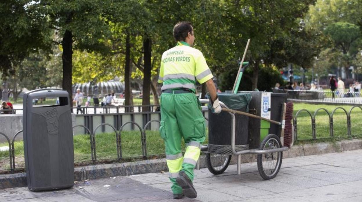 Dos de las vacantes ofertadas son de barrenderos/as en El Carpio