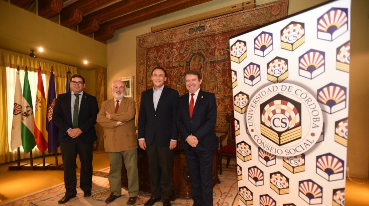 El presidente del Consejo Social, junto al rector, el vicepresidente y el secretario, momentos antes de empezar el pleno.