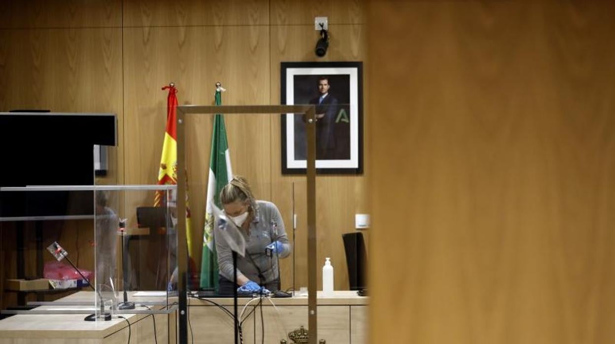 Imagen de una sala de vistas después de la celebración de un juicio