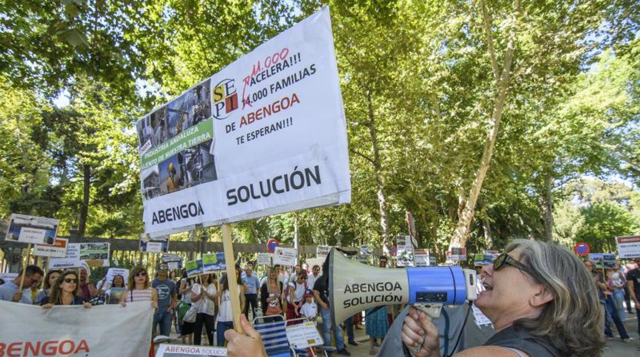 Trabajadores de Abengoa acampados en Sevilla a la espera de soluciones