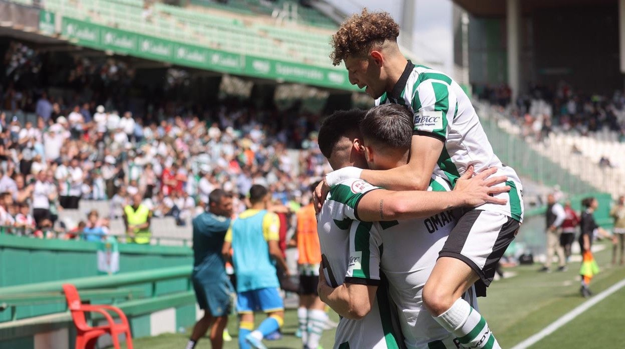 Simo celebra un gol del Córdoba CF en el estadio El Arcángel