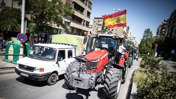 Una tractorada de más de 350 vehículos invade Granada tras la «ruina» por la subida de los precios