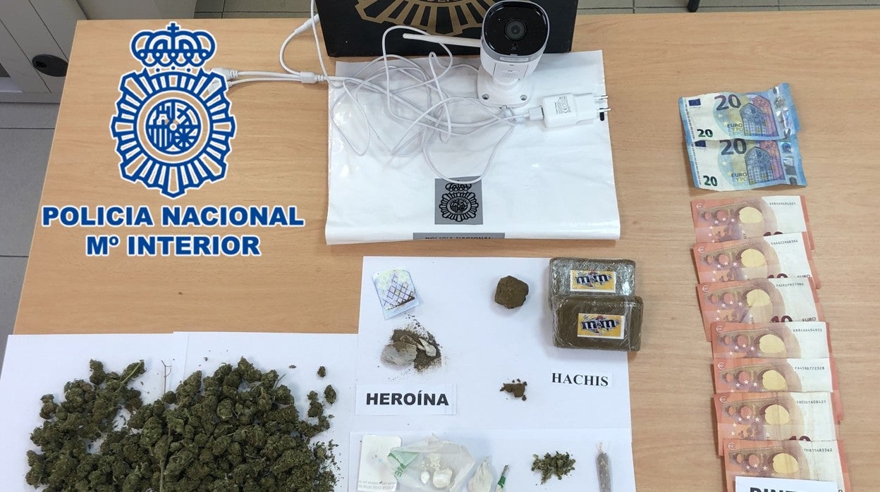 Drogas y dinero encontrado en el interior de la vivienda