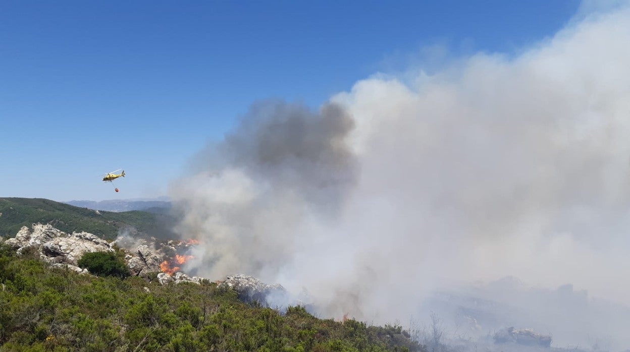 Un helicóptero en la zona del incendio en una imagen tomada por efectivos del Infoca