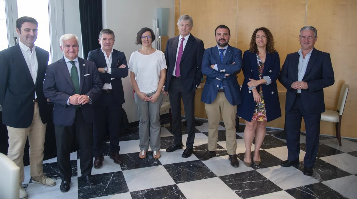 Foto de familia de la mesa de redacción sobre talento digital organizada por Banco Sabadell y ABC en Málaga