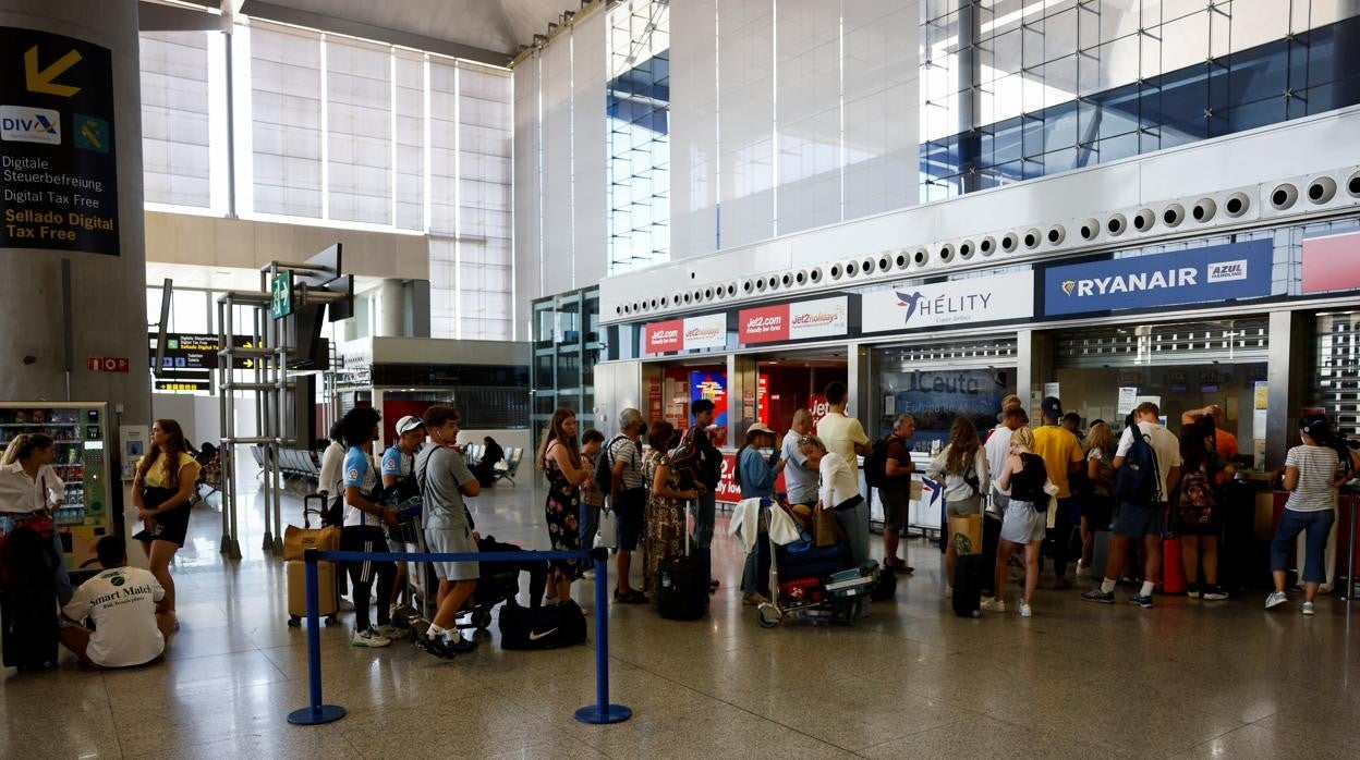 Colas ante el mostrador de Ryanair en el aeropuerto de Málaga