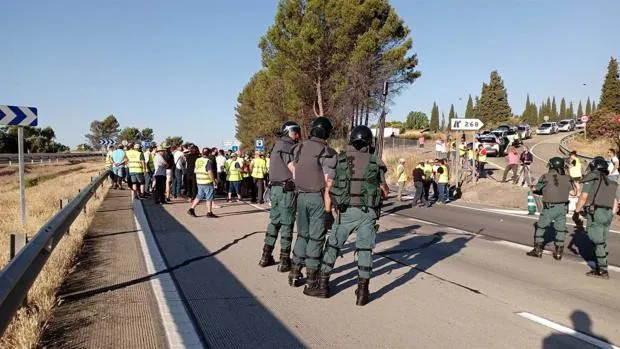 Unos 150 olivareros cortan la autovía de Andalucía en el primer día de la operación salida