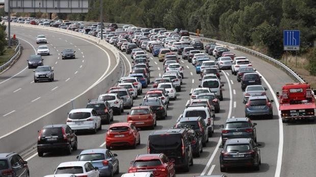 Operación salida: atascos en Sevilla para salir a las playas y en la A-7 dirección Málaga