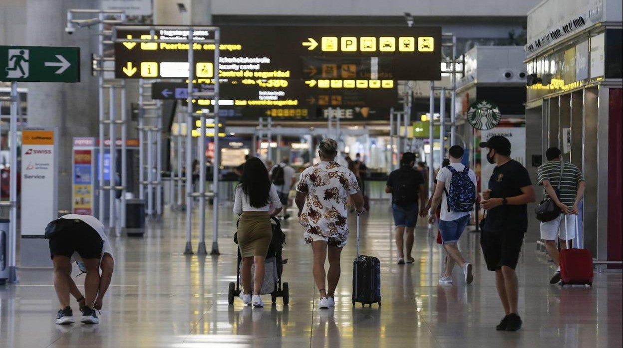 Turistas en el aeropuerto de Málaga