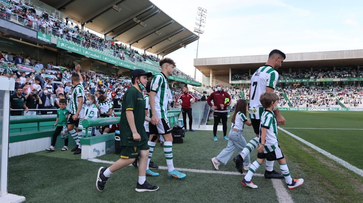 Willy y Simo salen de vestuarios durante un partido esta temporada en El Arcángel