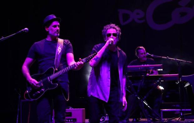 (Video) Calamaro cierra su concierto en Córdoba con un capote y el pasodoble 'Nerva' en defensa de los toros