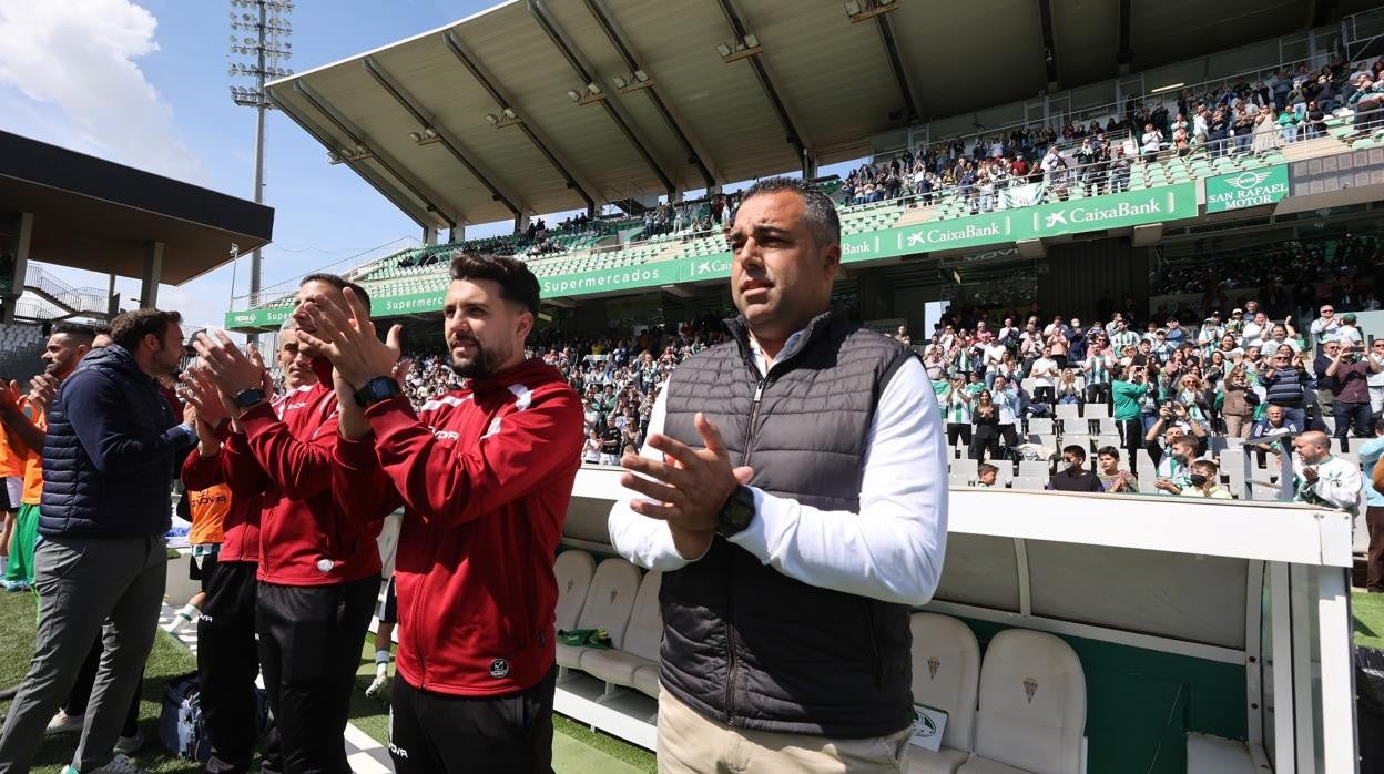 El entrenador del Córdoba CF, Germán Crespo junto a su cuerpo técnico en El Arcángel