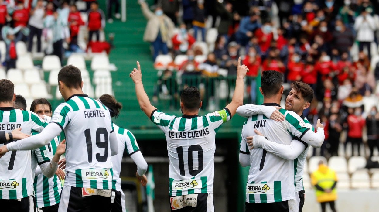 Los jugadores del Córdoba CF celebran un gol en el estadio El Arcángel