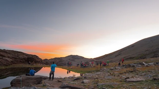Así es la oferta de Sierra Nevada para divertirte en verano: triatlón, natación, senderismo y astronomía