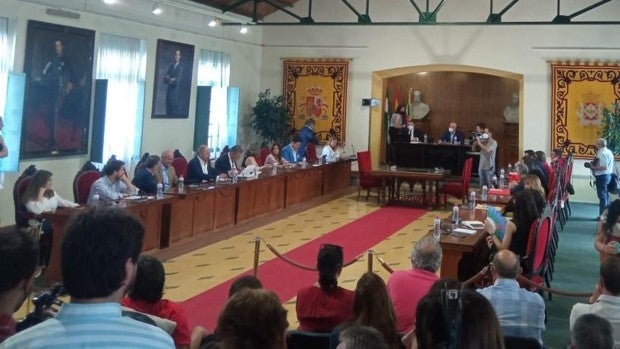 El PSOE retorna al poder en Linares tras aprobarse la moción de censura contra el alcalde en un pleno bronco