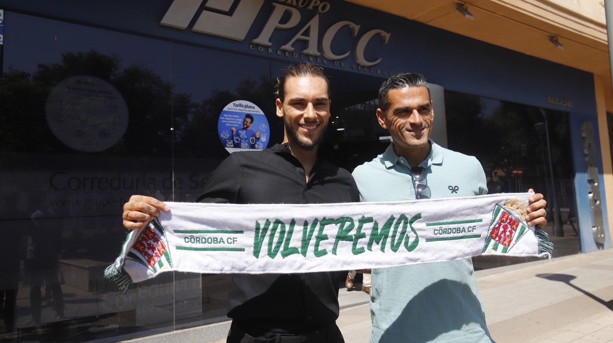 Juanito y Gudelj durante el acto de presentación