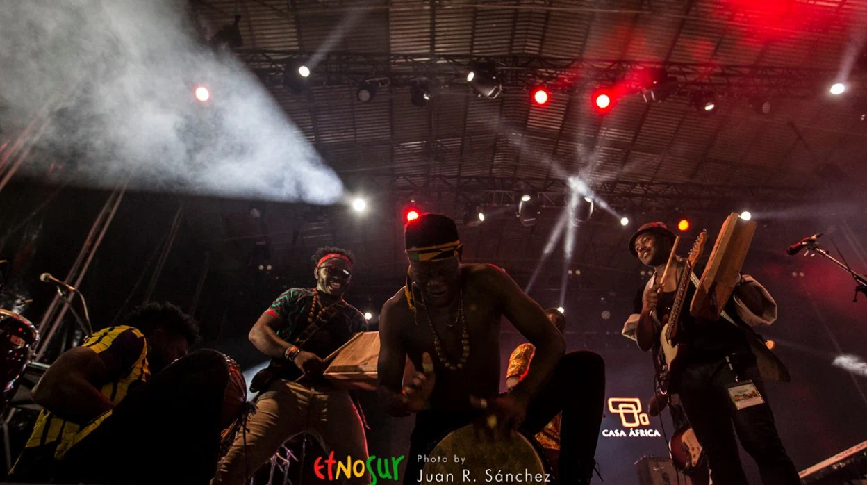 Actuación de una banda de música africana en una edición de Etnosur