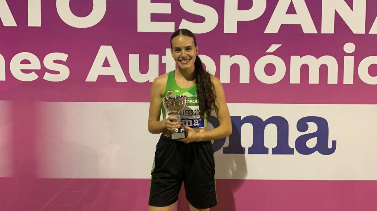 La atleta cordobesa Carmen Avilés posa con su trofeo en el Campeonato de España de FFAA