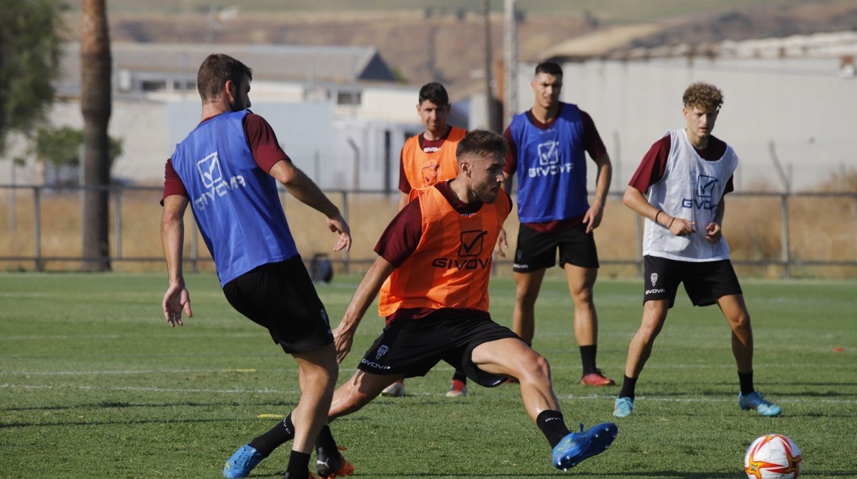 El jugador del Córdoba, Antonio Casas conduce el balón en la Ciudad Deportiva