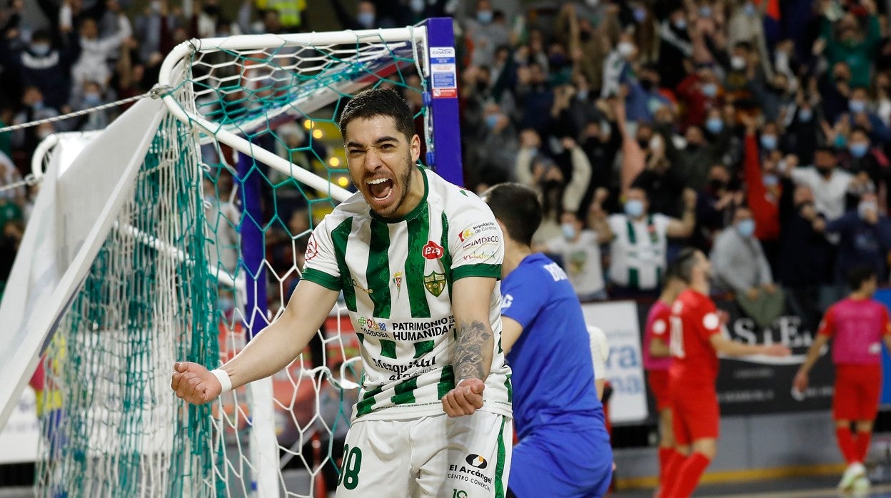 Lucas Perin celebra un gol con el Córdoba Patrimonio en Vista Alegre