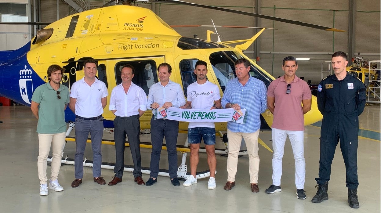 Kike Márquez posa con la directiva del club y la de Pegasus Aero Group