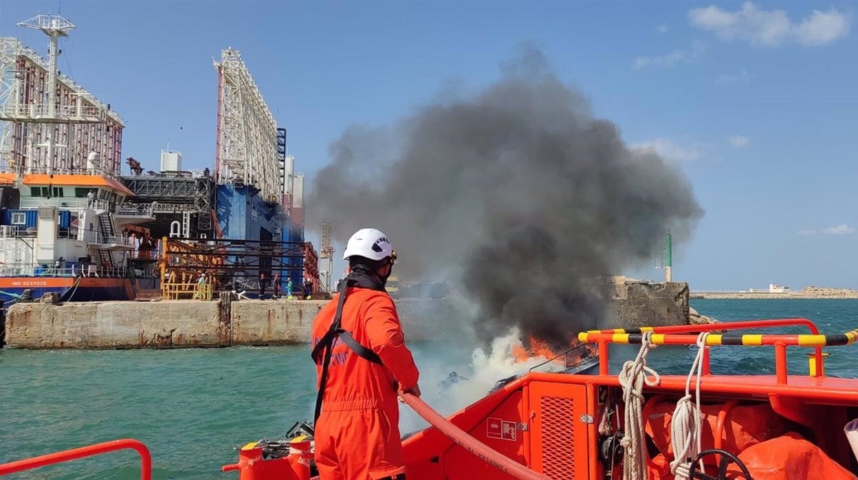 Se hunde una lancha en el puerto de Cádiz tras sufrir un incendio