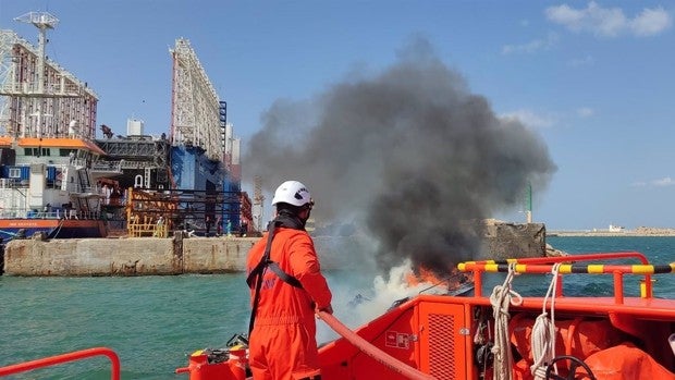 Se hunde una lancha en el puerto de Cádiz tras sufrir un incendio