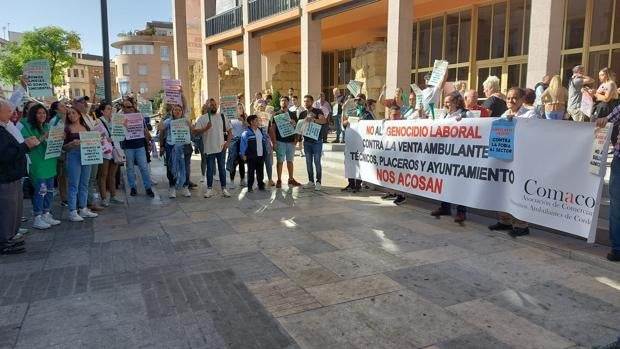 El alcalde de Córdoba emplaza a los ambulantes a una reunión el próximo jueves